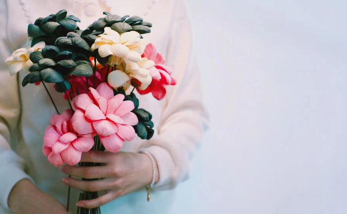 巧娘用玉米皮制作的精美花束。受访者供图