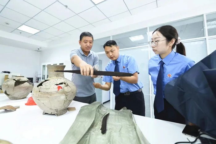 检察官查看抢救发掘的部分文物。