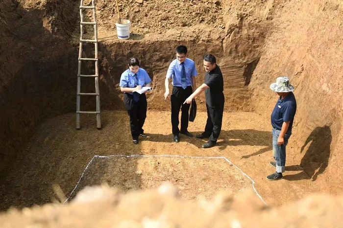办案检察官第一时间介入被盗古墓葬抢救性发掘现场。　