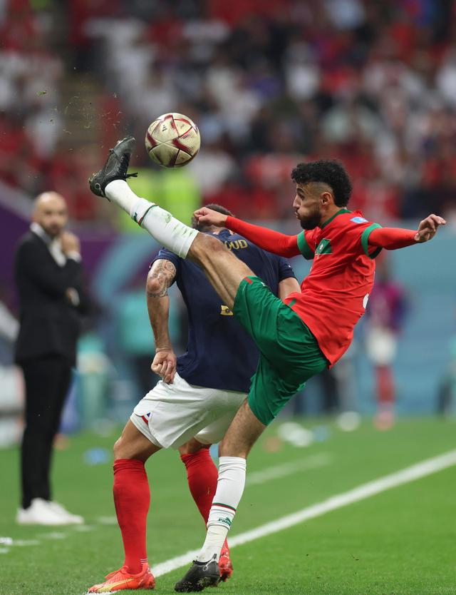 12月14日，摩洛哥队球员马兹拉维（前）与法国队球员吉鲁在比赛中拼抢。新华社记者 李明 摄