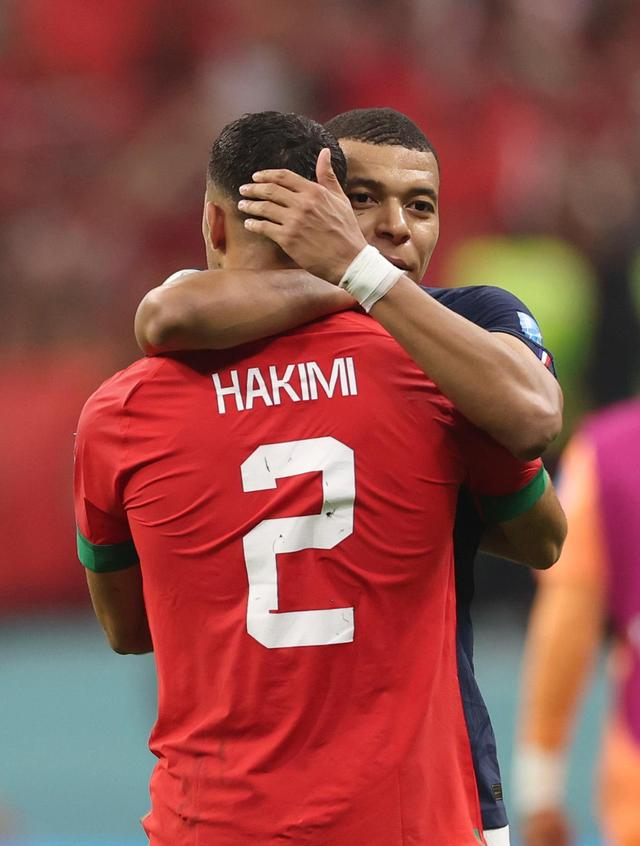 12月14日，法国队球员姆巴佩（右）与摩洛哥队球员阿什拉夫在比赛后相互致意。新华社记者 曹灿 摄