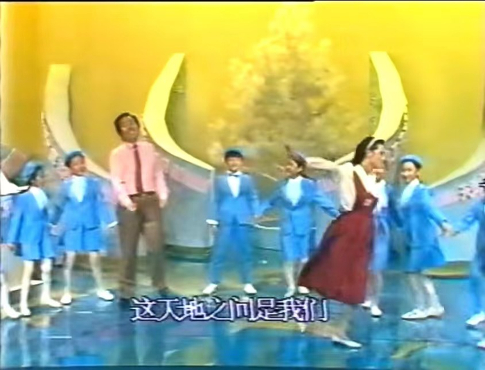 董浩与韦唯合作演唱《天地之间》主题曲。  视频截图