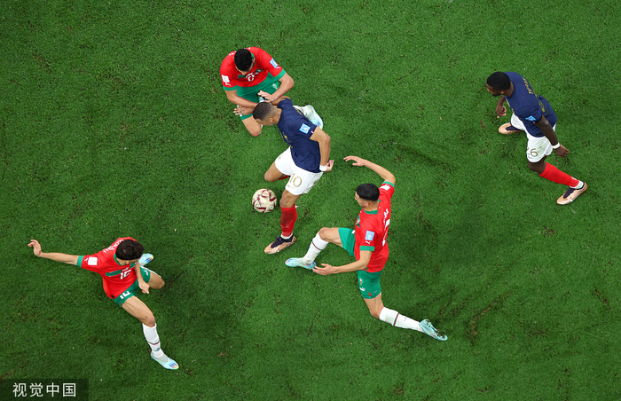 姆巴佩在多人围抢中展现了出色的脚下技术。