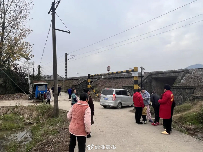 聚在铁轨附近闲聊的村民。