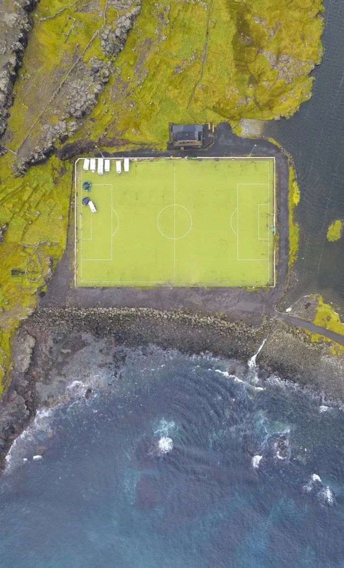 不到700人的Eiði村庄，旧球场就在填海而成的陆地上。图源：PIE-Engine Server
