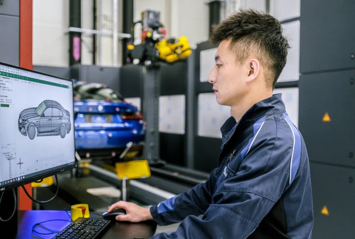 综合测量中心工人工作场景