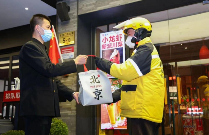 ▲美团外卖骑手在取餐/图源 美团