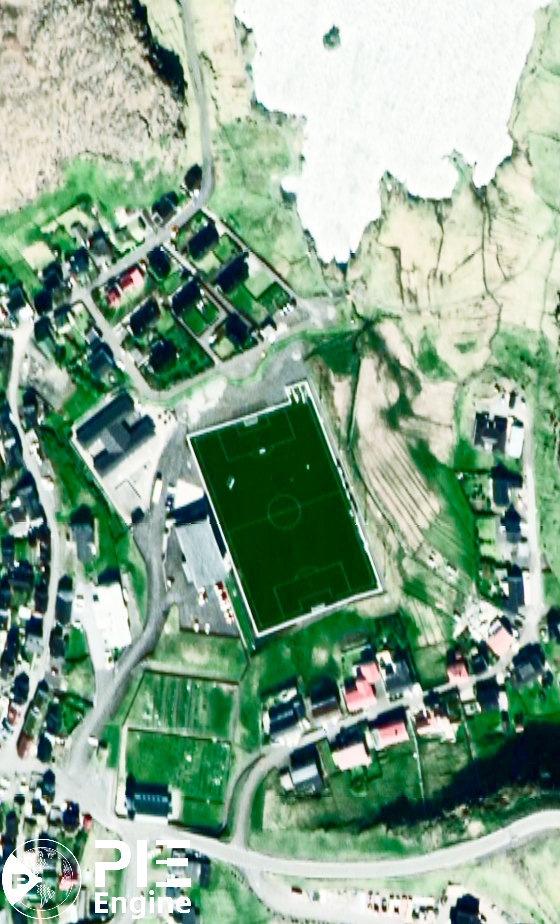 由于总要到大海里捡球，Eiði村庄新建了一座球场，与旧球场隔海相望。图源：PIE-Engine Server