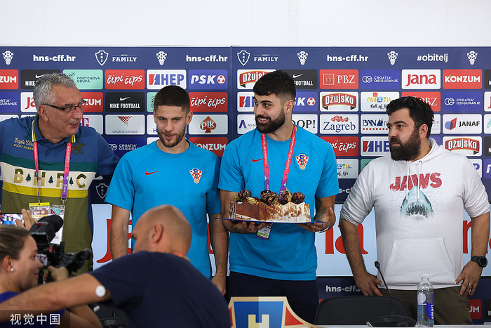 克罗地亚队赛前发布会一起吃蛋糕。