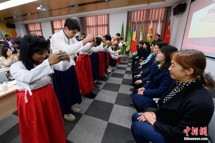 太原理工大学2020级国际留学新生行“拜师礼。韦亮 摄