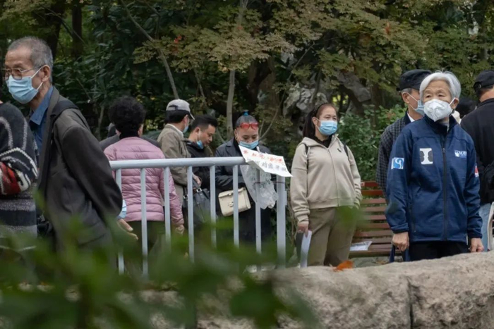 ▲2022年11月23日，上海某公园相亲角，老人们聚集在这里为家里的孩子找对象。图/IC photo