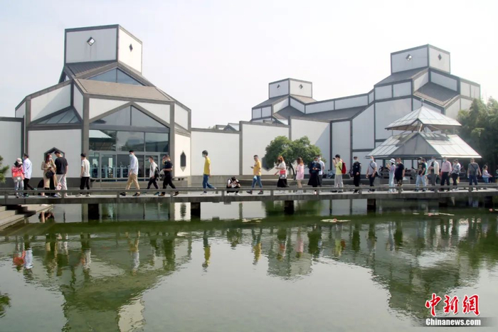 由著名华裔设计师贝聿铭设计的苏州博物馆，将中国传统和现代主义的建筑设计元素融为一体。王建康 摄