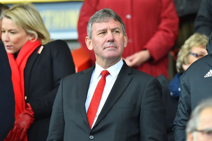 2018年11月3日，英国伯恩茅斯，英超第11轮，在球场上观战的布赖恩·罗布森。