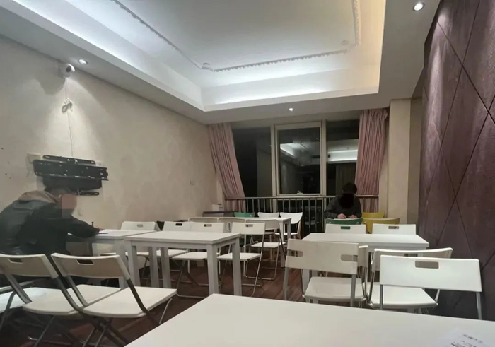 ▲11月18日晚间，北京市西城区某写字楼，“高个子专场”相亲局设在一个小房间内。新京报记者 吴淋姝 摄