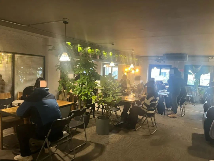 ▲11月19日下午，北京市西城区某咖啡厅二层，“学霸场”相亲局开场前。新京报记者 吴淋姝 摄