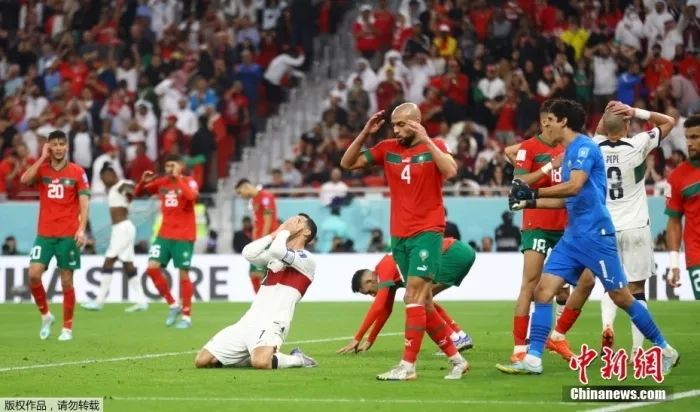 终场哨响时，C罗掩面跪倒在对方的禁区中。那一刻，相信有许多人在电视机前做出了相同的动作