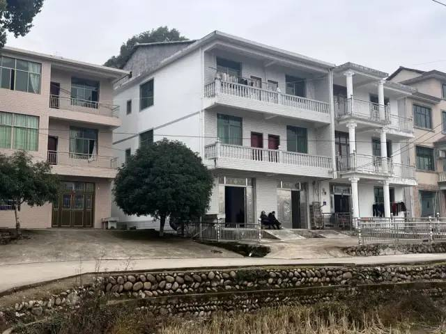 △ 李连英和丈夫胡跃良坐在自家门前