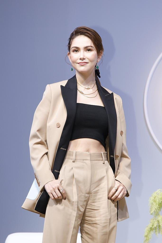 昆凌在父亲面前真是乖巧可爱，像是18岁的小姑娘！父亲颜值很高