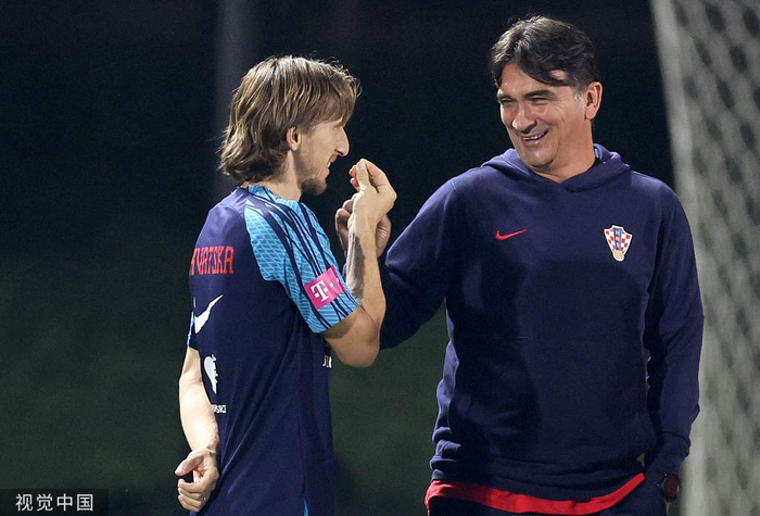 达利奇和莫德里奇在场边沟通。