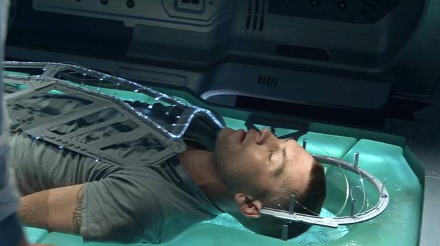 《阿凡达1》中男主角躺进可操纵Navi族克隆身体的仪器（图片来源于网络）