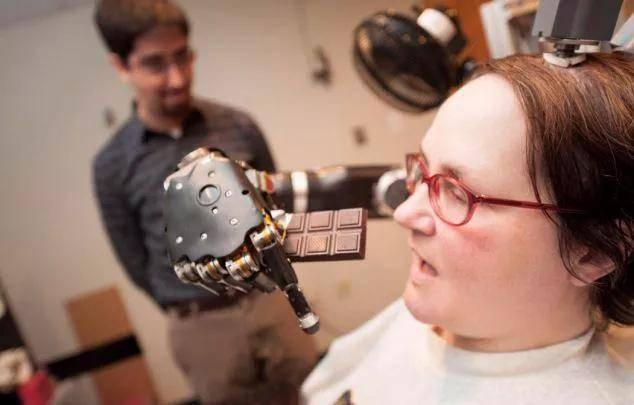 患者用假肢吃到巧克力（图片来源于网络）