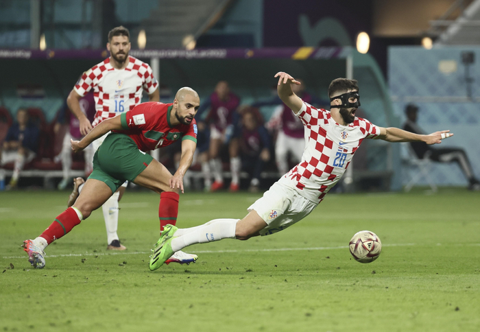 克罗地亚小将格瓦迪奥尔（右）当选季军赛最佳球员。  图/新华社