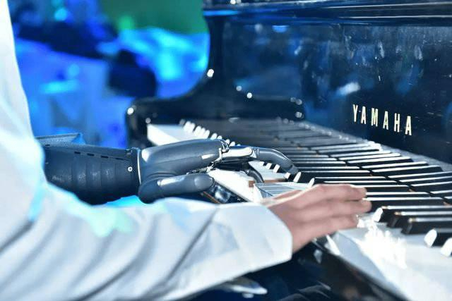 操纵仿生手弹钢琴（图片来源于网络）