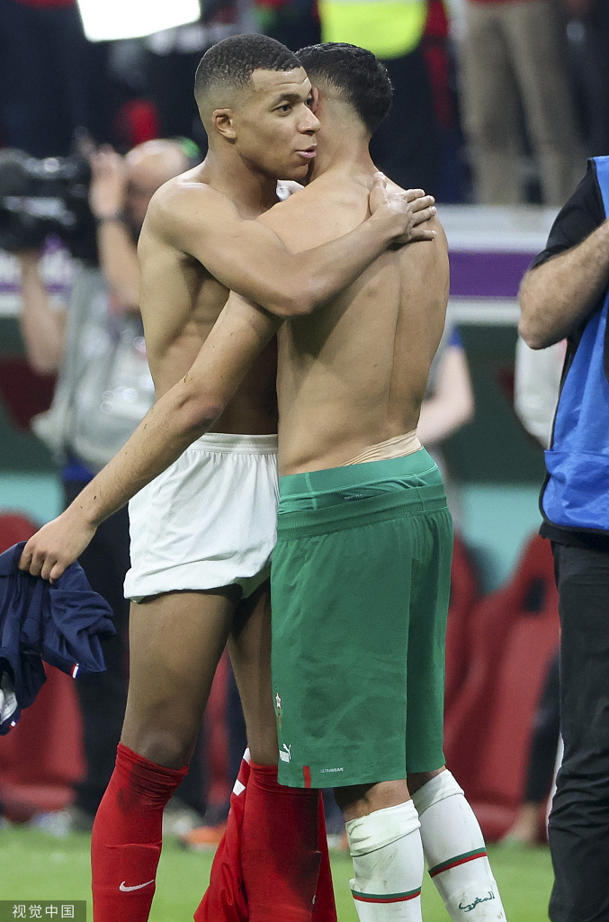 姆巴佩和阿什拉夫交换球衣。