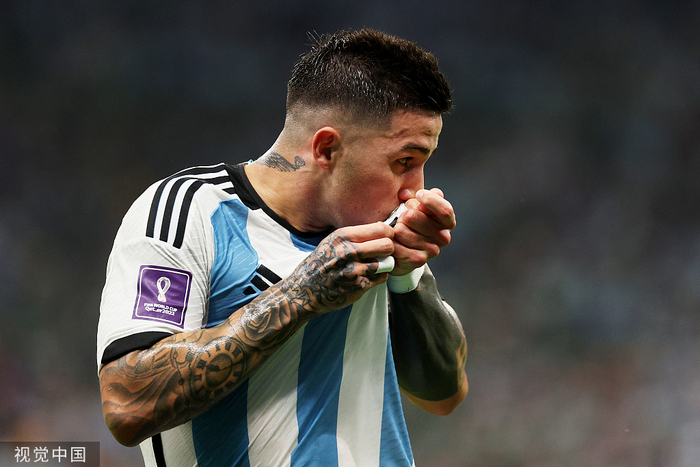 恩佐·费尔南德斯破门后亲吻阿根廷队徽。