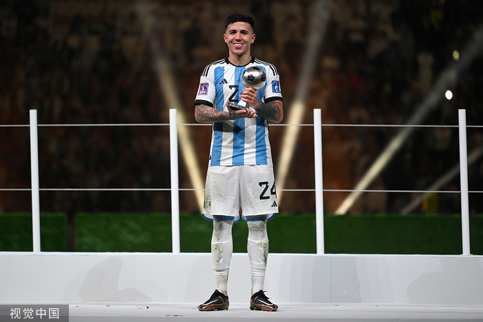 恩佐拿下本届最佳年轻球员奖。