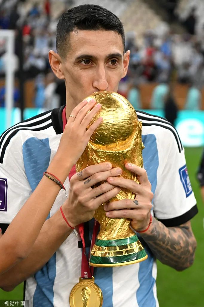 迪马利亚亲吻大力神杯。