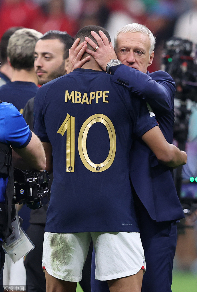 德尚拥抱姆巴佩。