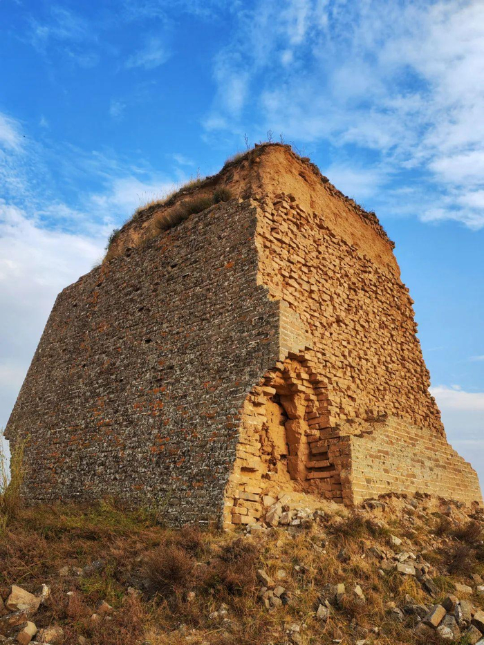 斜阳里的墩台虽然残破，但壮观依旧。受访者供图
