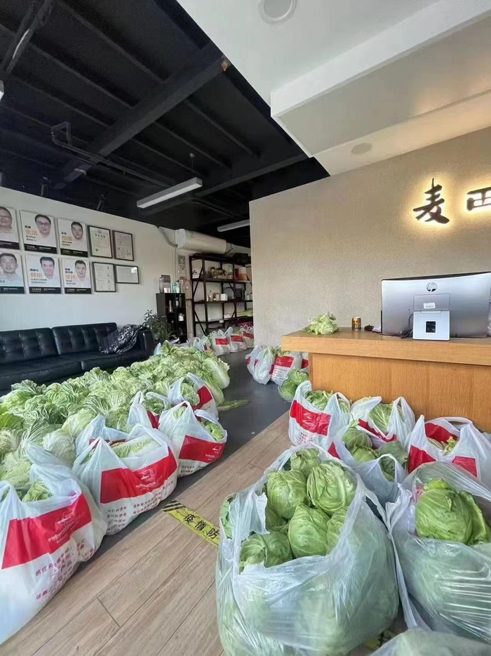 据不完全统计，目前北京麦田公益蔬菜助农已将超过5万棵白菜送至近2.5万户家庭。北京麦田供图