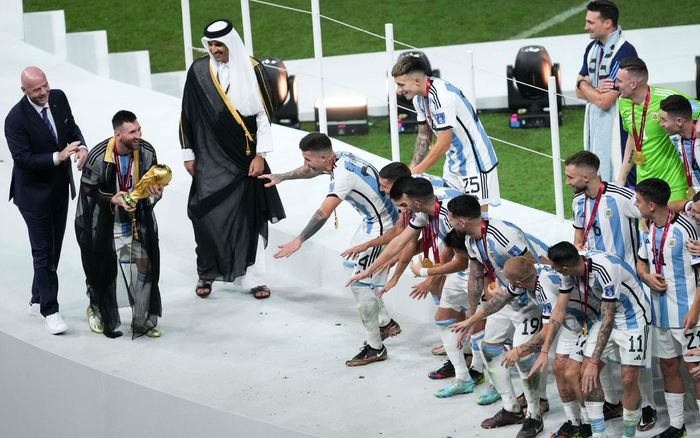 梅西和阿根廷队友享受捧杯时刻。  图/新华社