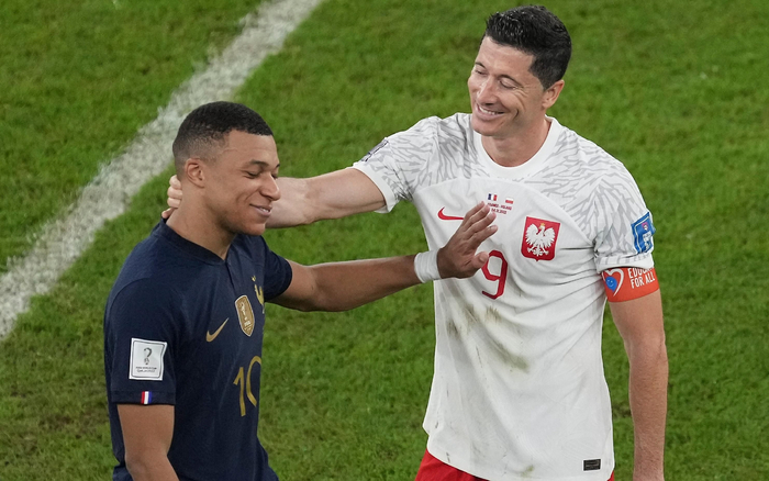 莱万（右）与姆巴佩赛后互相致意。  图/新华社