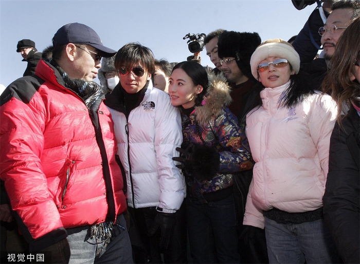 2005年12月11日，北京，陈凯歌、谢霆锋、张柏芝、陈红等《无极》主创来到八达岭长城为影片造势。视觉中国 图