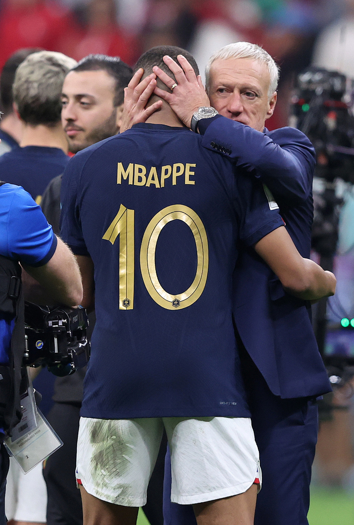 &nbsp;12月15日，法国vs摩洛哥，主帅德尚拥抱姆巴佩。