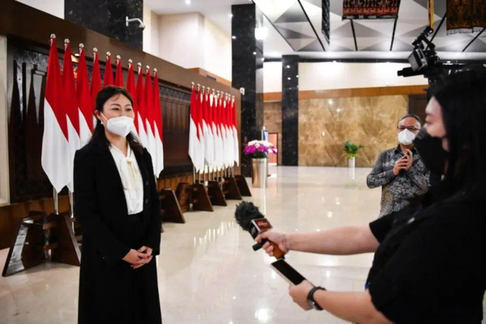 侯艳琪大使在机场发表讲话（来源：中国驻东盟使团官网）