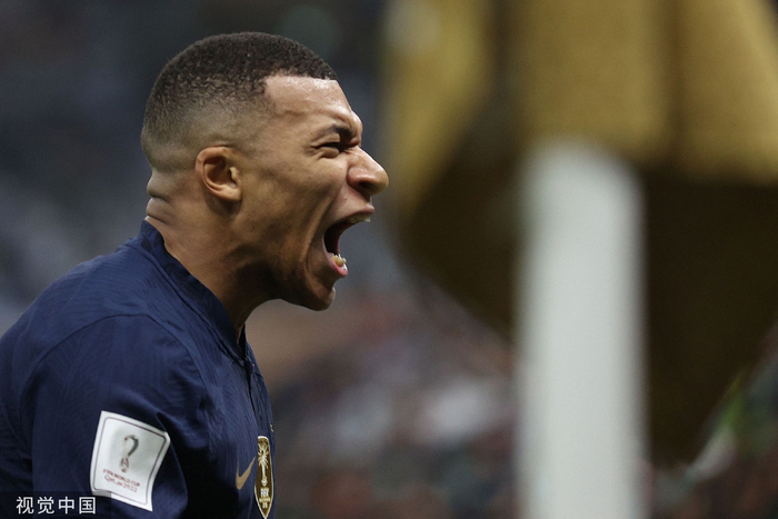 决赛现场，姆巴佩呐喊庆祝进球