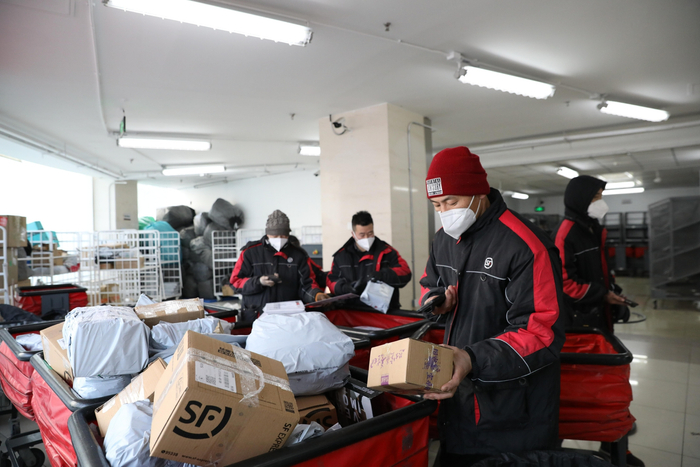 顺丰国贸片区雅宝路营业部快递员在作业。摄影/新京报记者王飞