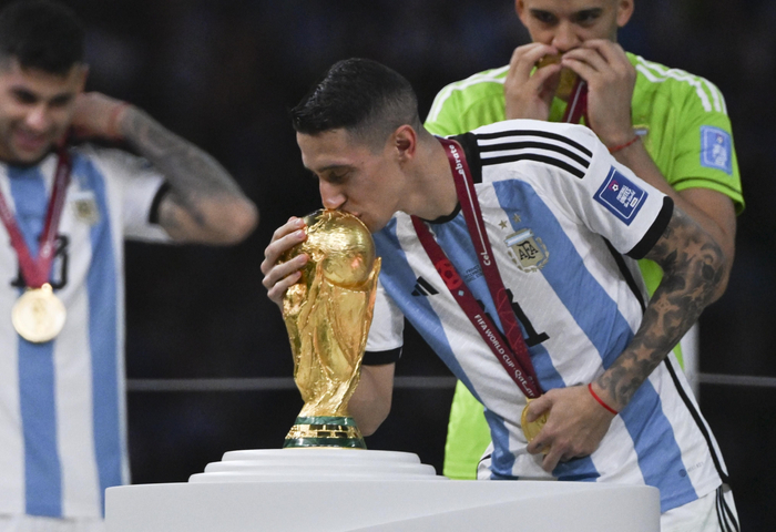 迪马利亚亲吻冠军奖杯。  图/新华社