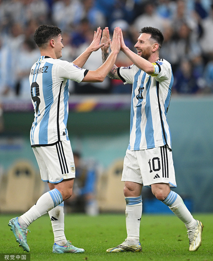 梅西在阿尔瓦雷斯的身边，踢得更轻松。