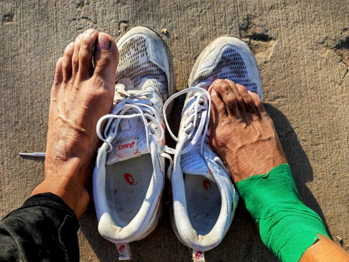 在陕北奔跑时，樊龙智的身上、鞋里，全都落满灰尘。受访者供图