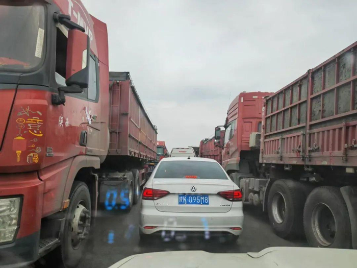 10月12日，樊龙智与Tina从陕西榆林市前往府谷县，途中遇到车队。受访者供图