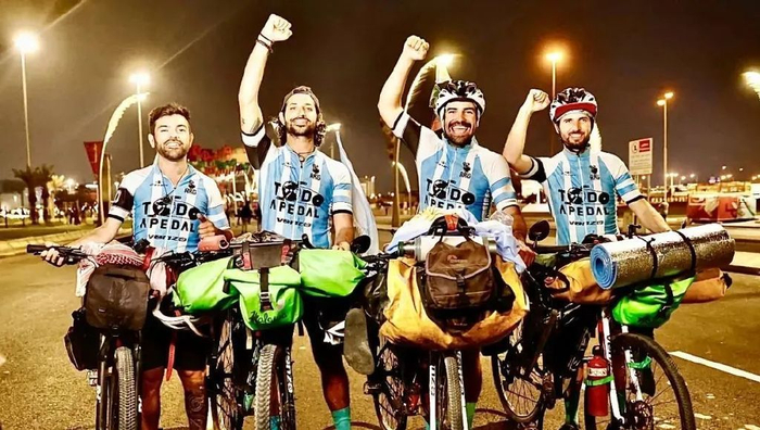 四位骑行的阿根廷球迷。