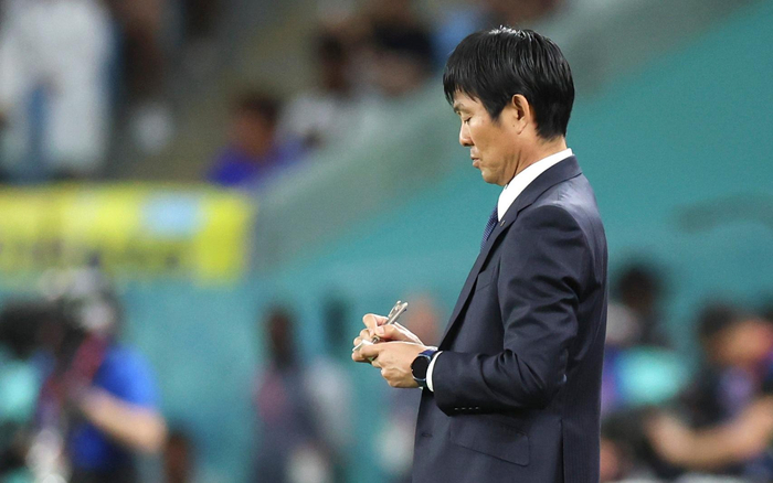 森保一在场边认真做着记录。 &nbsp;图/新华社