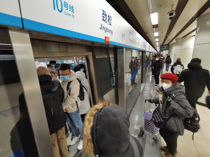 早上8点50分，地铁10号线劲松站，车厢内十分拥挤，部分乘客需等候下趟列车。新京报记者 裴剑飞 摄