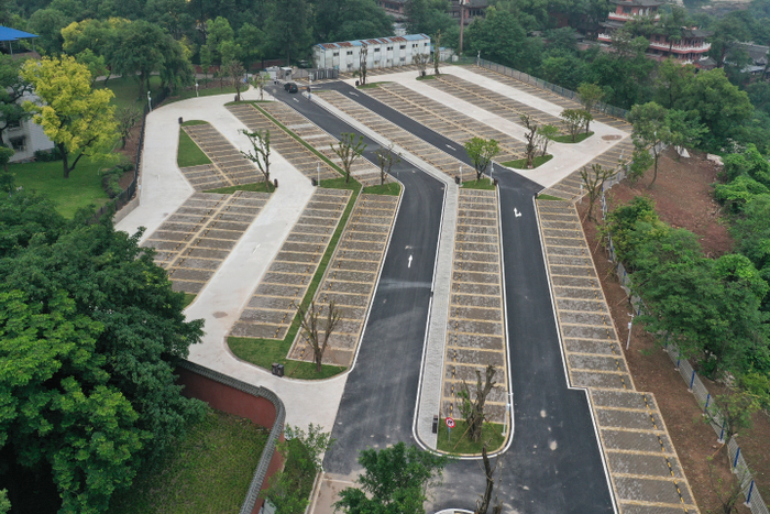 ▲修建好的华岩寺西侧停车场
