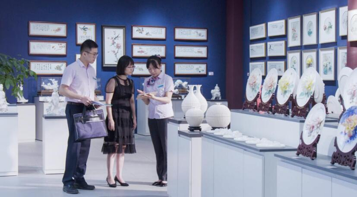 农行泉州分行德化支行走访当地白瓷企业，开展送普惠金融产品上门活动